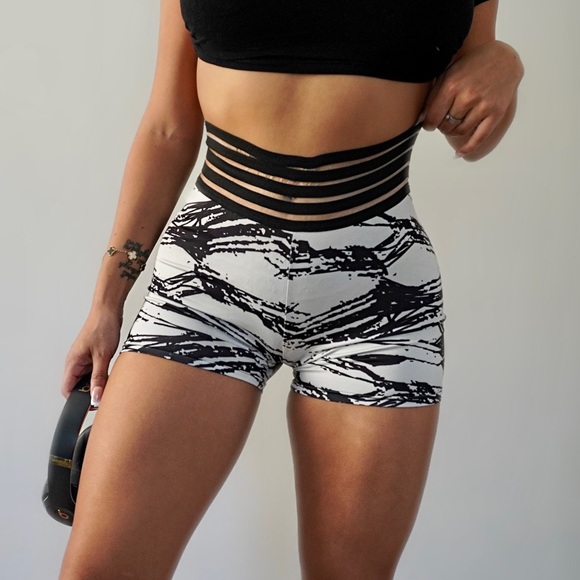 BLACK & WHITE MARBLE SCRUNCH BUTT SHORTS 💞 - Picture 4 of 8